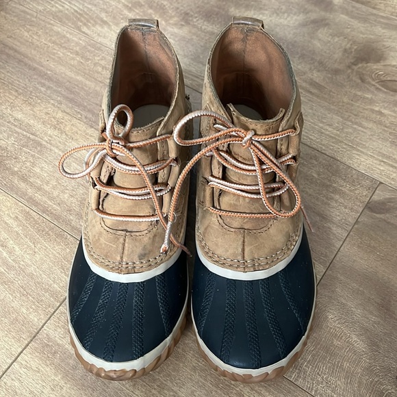 Sorel Out N About Waterproof Black Tan Lace Up Leather Ankle Rain Boots Size 6.5 - Picture 3 of 7